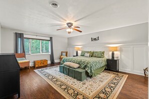 3 bedrooms, desk, iron/ironing board, free WiFi