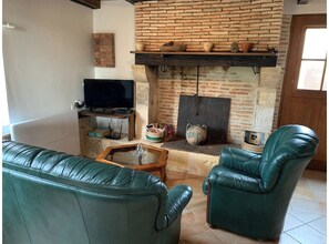 Télévision, table de tennis de table, livres