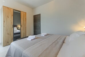 2 bedrooms, iron/ironing board, travel cot, free WiFi