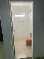 Ducha, artículos de tocador gratuitos, toallas, jabón