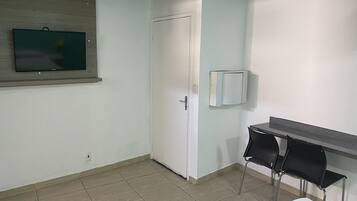 Chambre Double | Coin séjour | Télévision LED