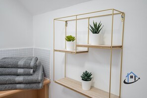 Interior - King beds, parking, workspace, wi-fi, corporates, pets (Thrapston)