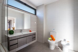 Bathtub, hair dryer, towels