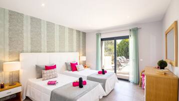 4 bedrooms, iron/ironing board, free WiFi, bed sheets