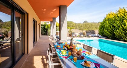Villa with heatable pool, 2 jacuzzis & BBQ