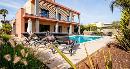 Villa with heatable pool, 2 jacuzzis & BBQ