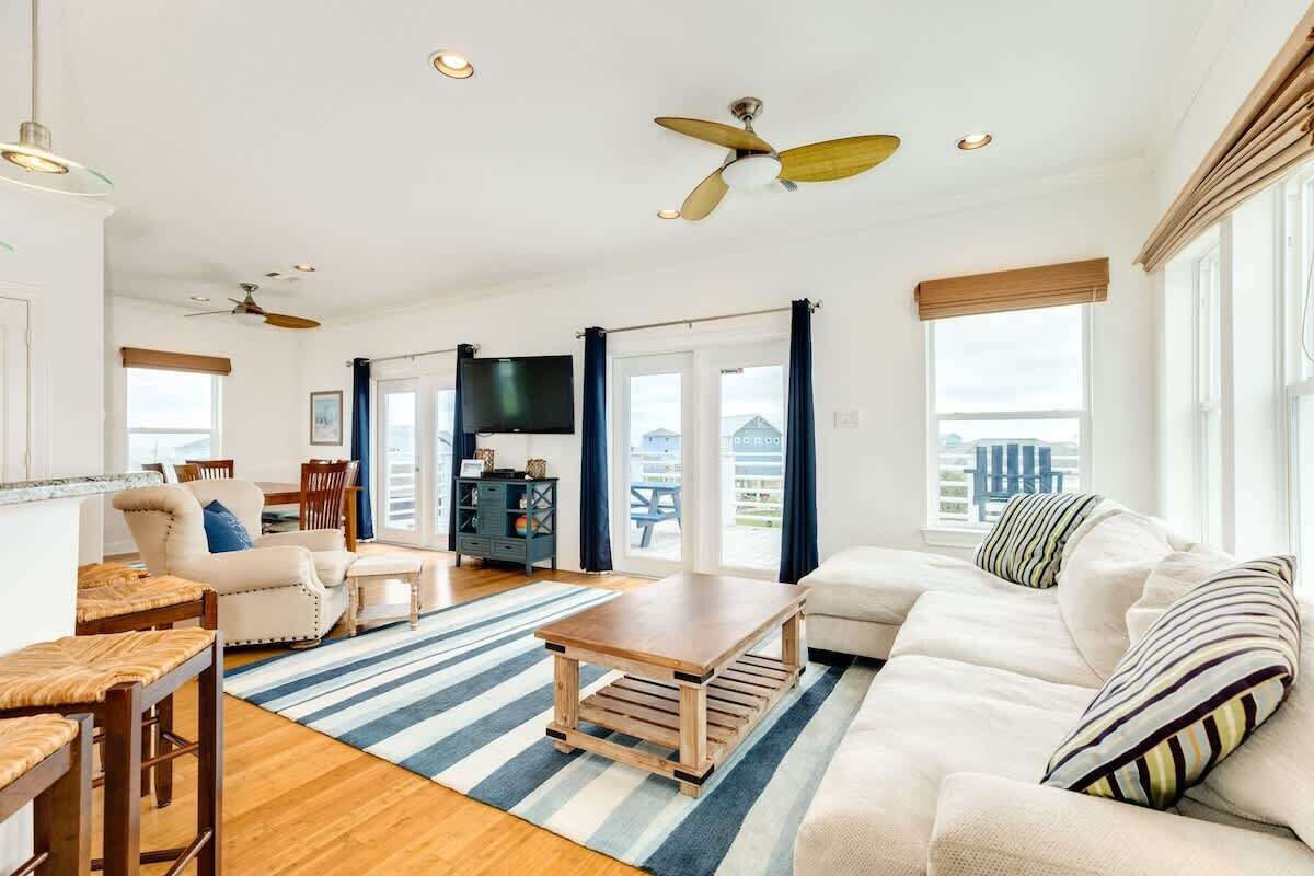 TV, DVD-spiller, bøker og kontorer