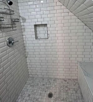 Haartrockner, Handtücher, Seife, Shampoo