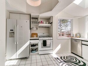 Kühlschrank, Mikrowelle, Ofen, Geschirrspüler