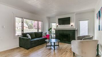 Smart TV, tavolo da calcetto, tavolo da ping pong, libri