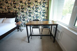 1 bedroom, in-room safe, desk, iron/ironing board - Private Modern Suite 15min from YVR self check in (Richmond)