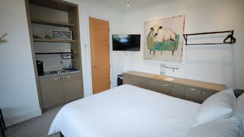 1 habitación, caja de seguridad en la habitación y escritorio