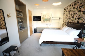 1 makuuhuone, tallelokero huoneessa, työpöytä, silitysrauta/-lauta