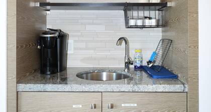 Private Modern Suite 15min from YVR self check in