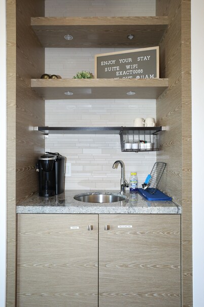 Private Modern Suite 15min from YVR self check in