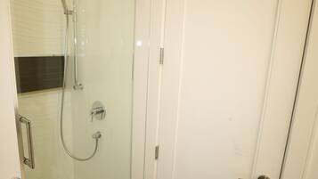 Secador de cabelo, toalhas de banho, sabonete, shampoo