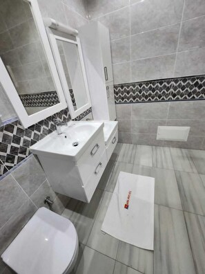 Departamento | Baño | Amenidades de baño gratuitas, pantuflas, toallas, jabón 