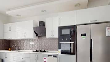 Apartamento | Cocina privada | Frigorífico grande, microondas, horno y placa de cocina