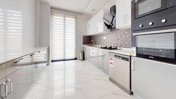 Refrigerador con freezer, microondas, horno, placa de cocina