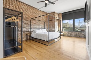 Premium bedding, down comforters, individually decorated - The Literary Hotel (Solon)