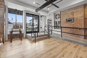 Interior entrance - The Literary Hotel (Solon)