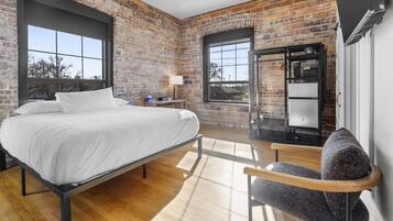 Kamar Single Grand | Seprai premium, selimut bulu angsa, dan didekorasi berbeda-beda