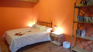 2 bedrooms, travel cot, WiFi, bed sheets