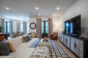 TV - The SLOhouse, 3BR Luxe Stay by Velvet Ditch Villas (Oxford)