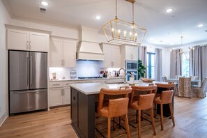 Fridge, microwave, oven, stovetop - The SLOhouse, 3BR Luxe Stay by Velvet Ditch Villas (Oxford)