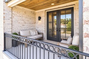A balcony with a sofa, a small table, and a potted plant. - The SLOHouse, Walk to Sq+Campus, VelvetDitchVillas (Oxford)