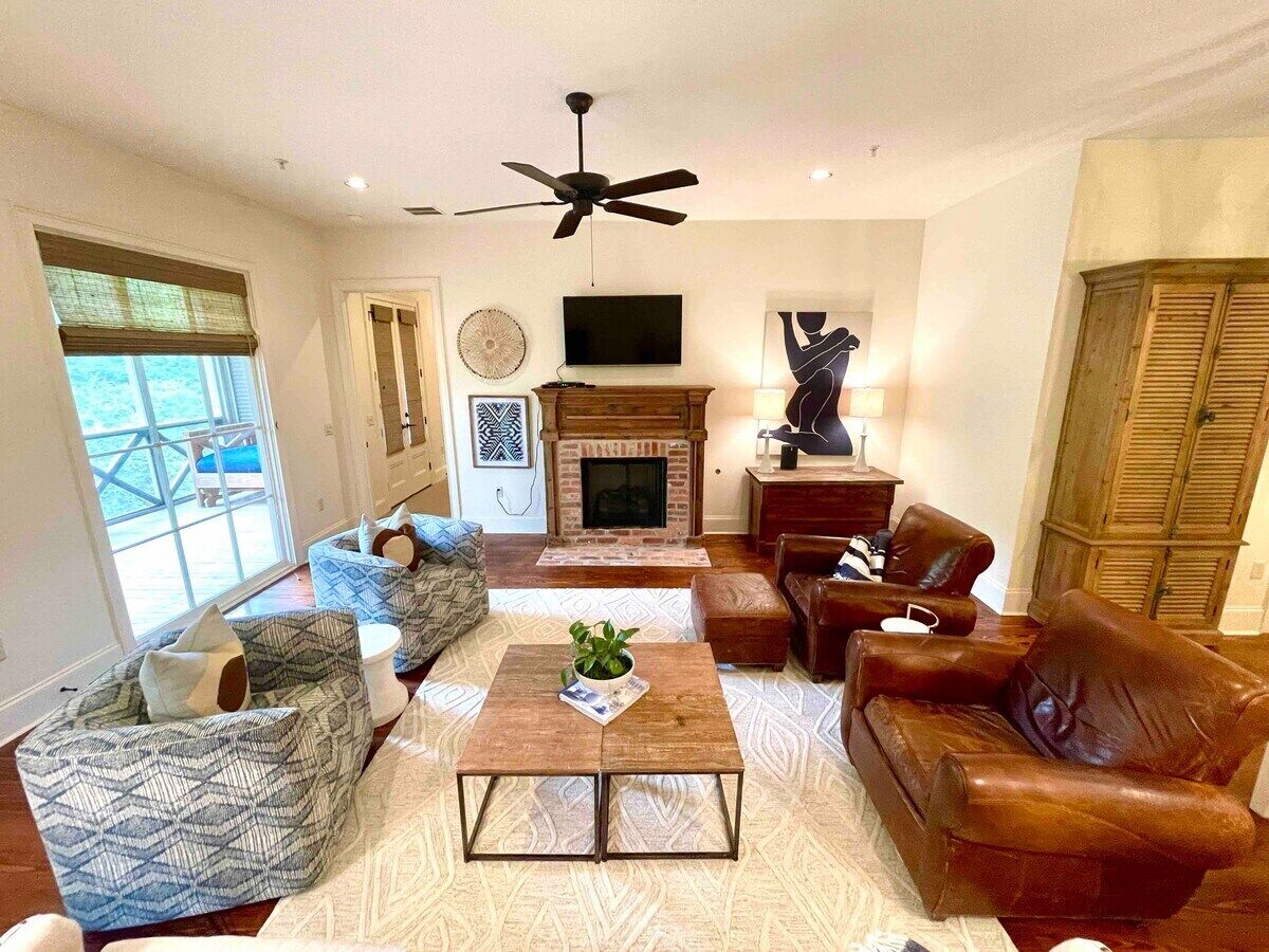 The Kate, Stylish townhome, walk to Campus!
