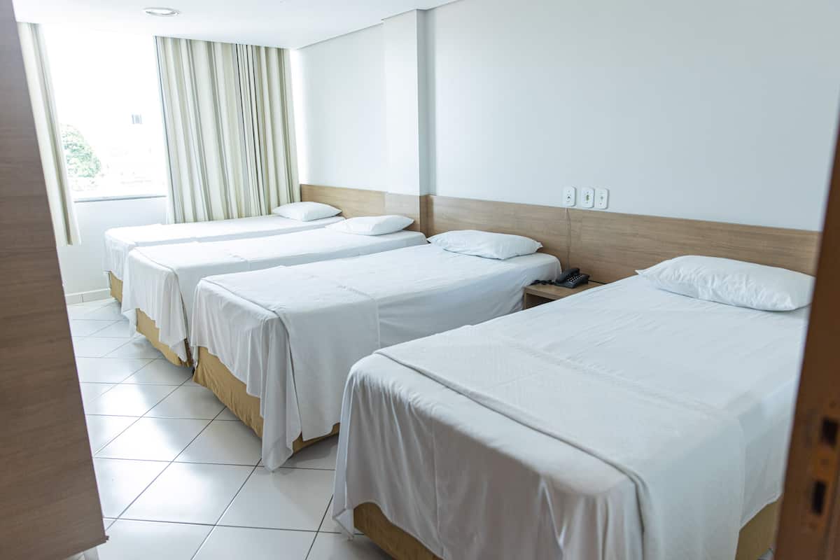 Standard-Vierbettzimmer | Kostenloses WLAN, Bettwäsche