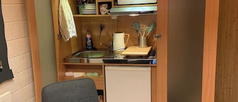 Réfrigérateur, micro-ondes, plaque de cuisson, grille-pain