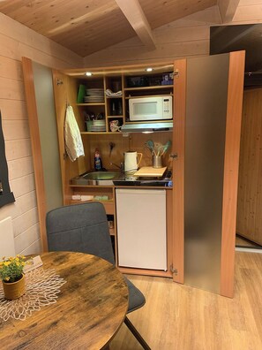 Kjøleskap, mikrobølgeovn, kokeplater og brødrister