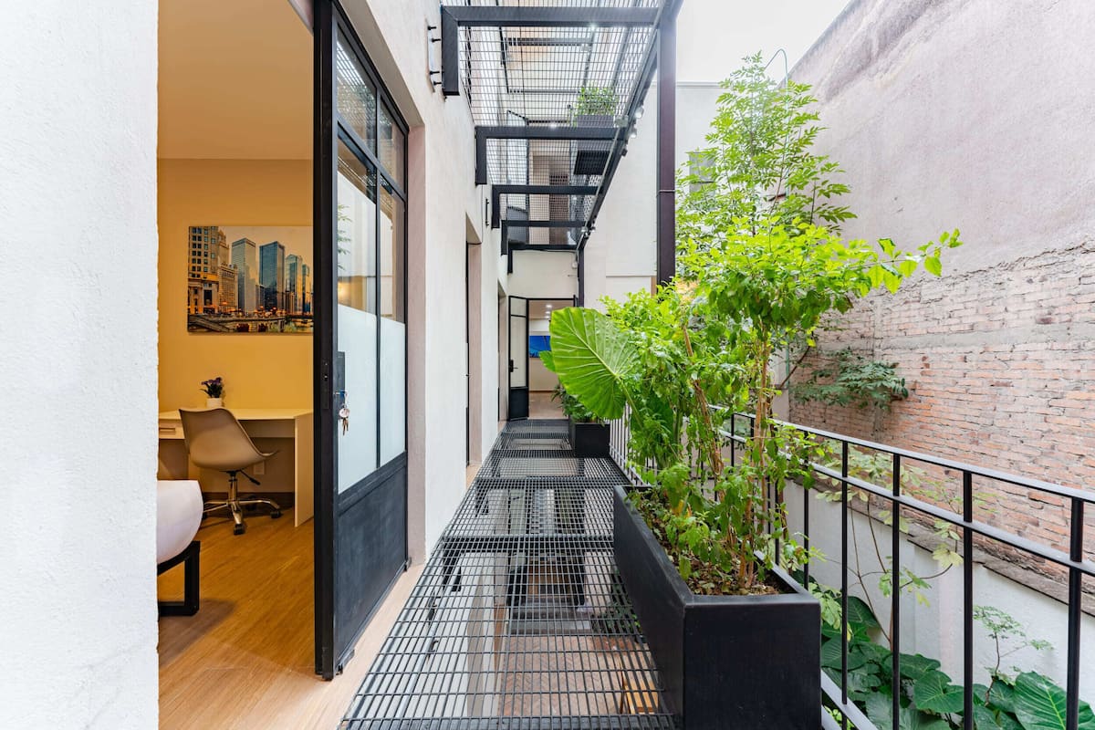 1 habitación, escritorio, tabla de planchar con plancha y cuna de viaje