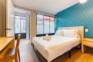 1 habitación, escritorio, tabla de planchar con plancha y cuna de viaje