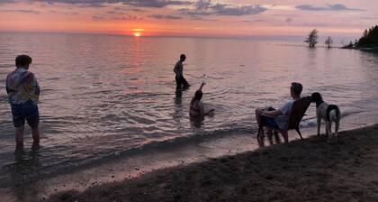 Sunset Shores Retreat - Close to Port Elgin and Kincardine - dog friendly
