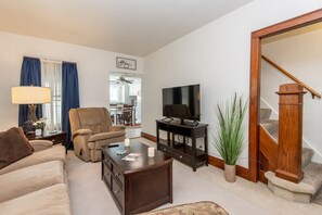 Smart TV, computer monitors - 4BD House, Your Central Suburban Oasis, City Lights, Quiet Nights (Wauwatosa)