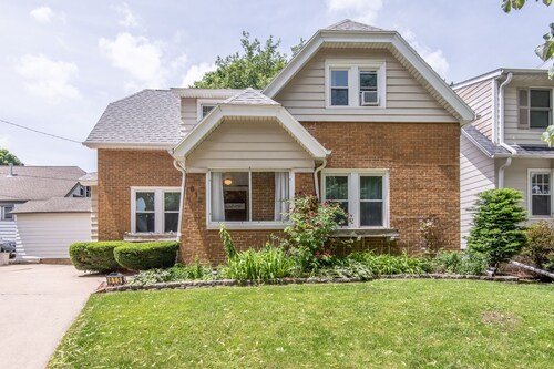 4BD House, Your Central Suburban Oasis, City Lights, Quiet Nights