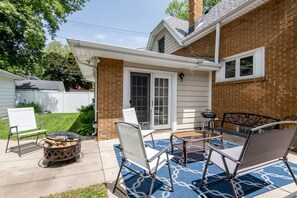 Terrace/patio - 4BD House, Your Central Suburban Oasis, City Lights, Quiet Nights (Wauwatosa)