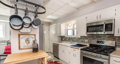 4BD House, Your Central Suburban Oasis, City Lights, Quiet Nights