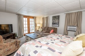 4 bedrooms, in-room safe, desk, iron/ironing board - 4BD House, Your Central Suburban Oasis, City Lights, Quiet Nights (Wauwatosa)