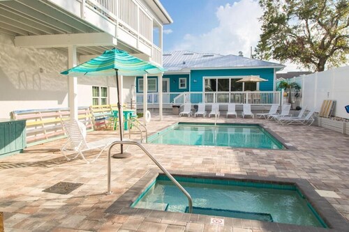 Key West Style Cottage - with pool/hot-tub 