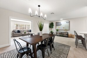 Dining - Spacious Sarasota 5 BR Home w/ Heated Pool & Spa (Sarasota)
