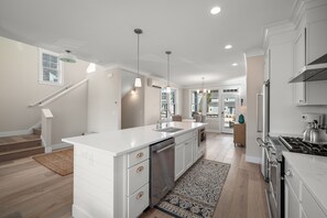 Fridge, microwave, oven, stovetop - *New* Seabrook's Deja Blue: Dog Friendly, Hot Tub (Pacific Beach)