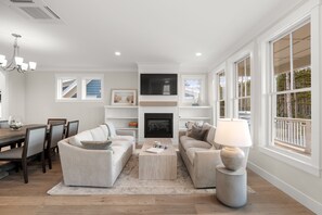 Smart TV, fireplace