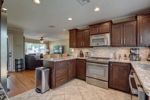 Private kitchen - Poolside Bliss (Tulsa)