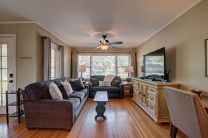 Living area - Poolside Bliss (Tulsa)