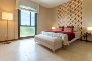 2 عدّة غرف نوم وخزنة داخل الغرفة ومكواة/لوح كي وسرير سفر