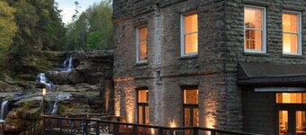 Wally’s Cottage  |Hot Tub|Fireplace|Close to Town!